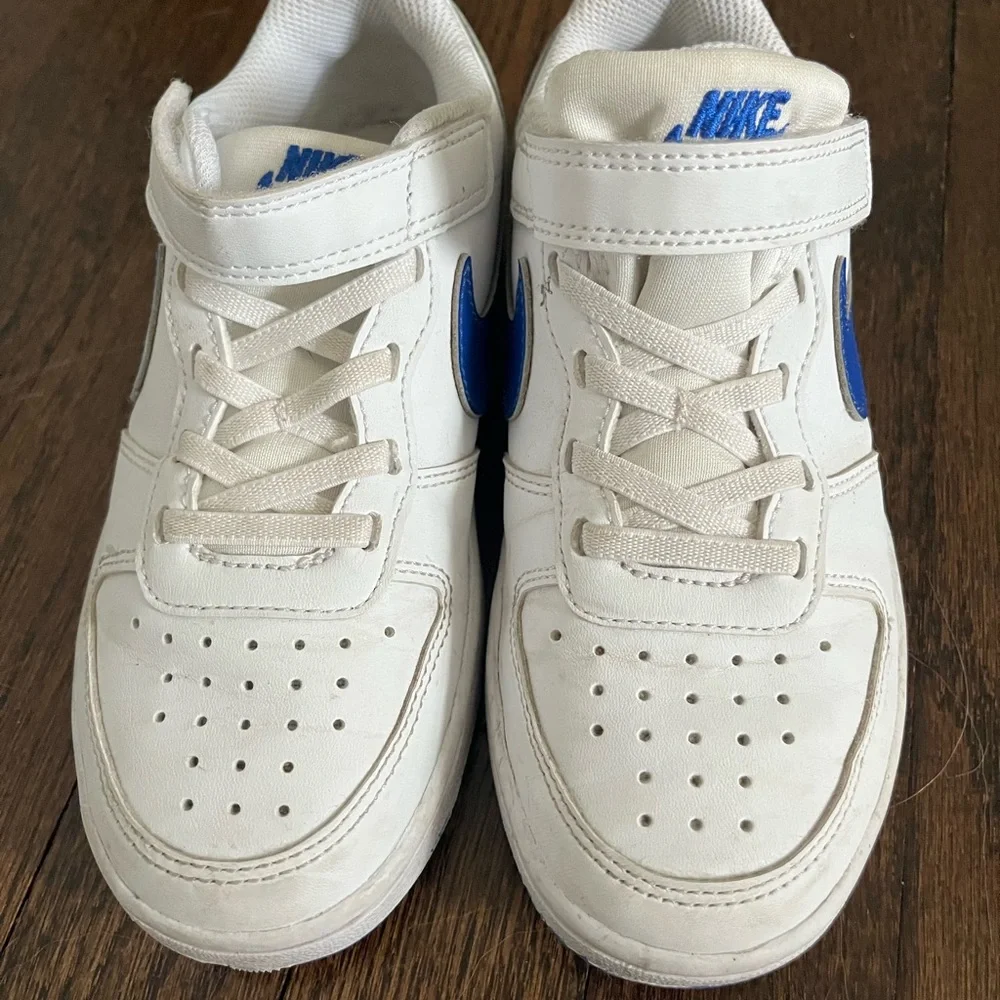 Nike Kids Sneakers in White and Blue - Picture 2 of 6
